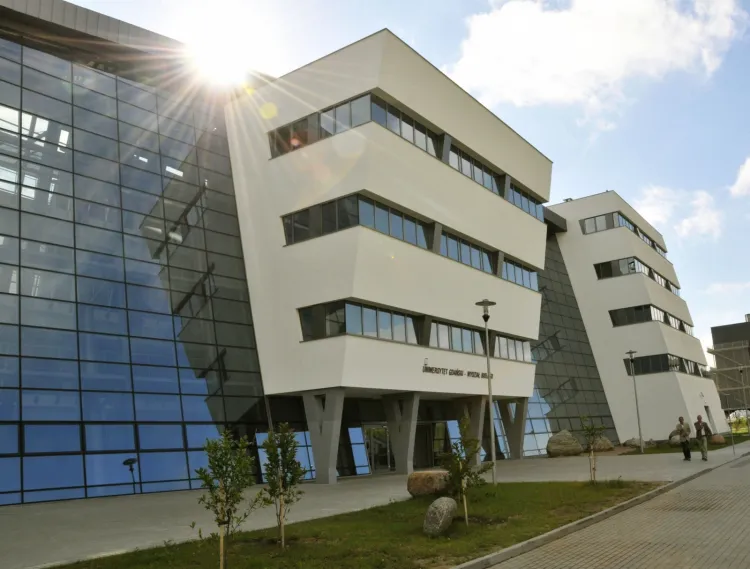 Wydział Biologii Uniwersytetu Gdańskiego widać od strony al. Grunwaldzkiej za halą Castoramy. Obiekt zaczął działać pełną parą w tym roku akademickim.