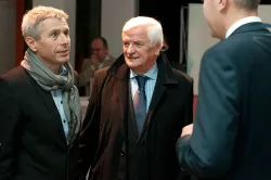 Rozmowy we foyer Opery Bałtyckiej: Andrzej Kowalczys z urzędu marszałkowskiego, poseł do Parlamentu Europejskiego Jan Kozłowski i redaktor naczelny Trojmiasto.pl Michał Kaczorowski. 