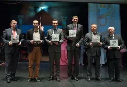 Laureaci ze statuetkami Skrzydeł Trójmiasta.