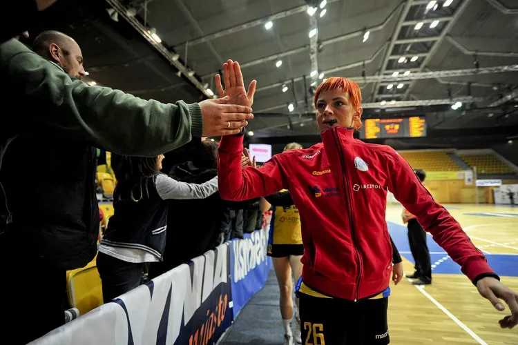 Piłkarki ręczne Vistalu Łączpolu przyjmują gratulacje za awans do najlepszej "16" Pucharu Zdobywców Pucharów. Na pierwszym planie Katarzyna Duran, która w niedzielnym spotkaniu zdobyła dla gospodyń najwięcej bramek.