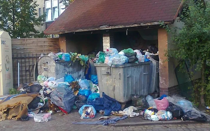 Jeśli mieszkańcy Gdańska zaczną sortować śmieci, a one i tak będą zalegać w przydomowych śmietnikach, reforma śmieciowa nie będzie miała sensu. Na zdjęciu śmietnik przy ul. Aldony we Wrzeszczu.