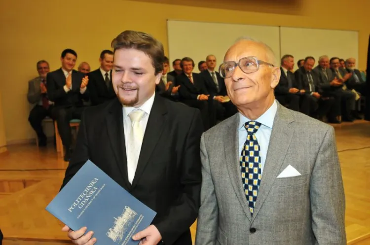 Łukasz Skarbek (od lewej), laureat nagrody przyznawanej przez fundację powołaną przez doc. Ludwika Referowskiego (z prawej).