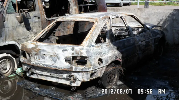 Jeden z podpalonych w sierpniu samochodów. Niewykluczone, że za podpaleniem stał piroman z Suchanina.