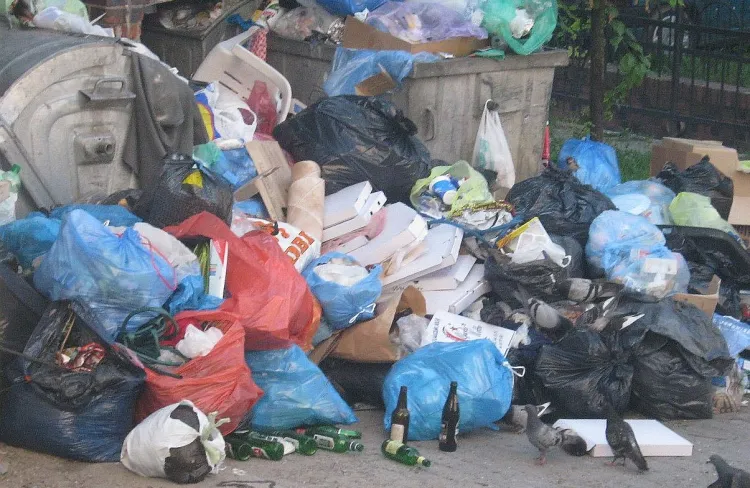 Od 1 lipca wszystkie odpady będą własnością miast i tylko one będą odpowiedzialne za to, że śmieci wysypują się z kontenerów.