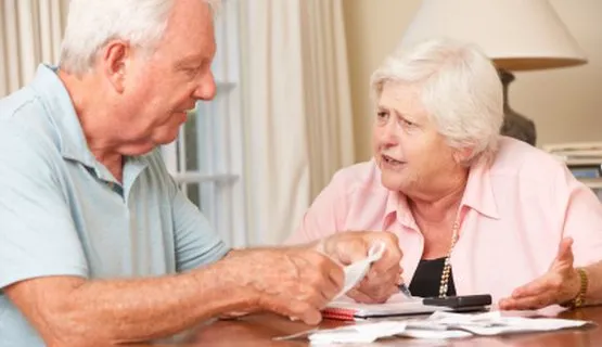 Pieniądze z renty dożywotniej czy odwróconego kredytu hipotecznego bywają dla starszych ludzi szansą na utrzymanie się. Przed decyzją o pozbyciu się swojej nieruchomości trzeba jednak dokładnie sprawdzić jaką umowę podpisujemy. 