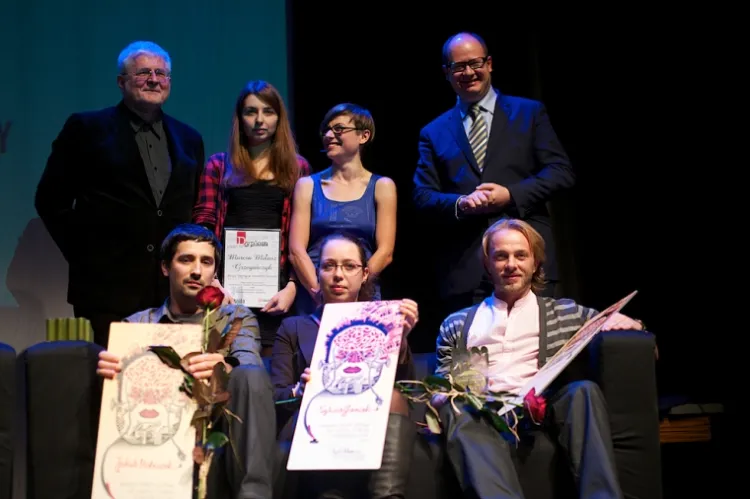 Laureaci Nagrody Miasta Gdańska dla Młodych Twórców w Dziedzinie Kultury 2013. Na zdjęciu w dolnym rzędzie: Jakub Pieleszek, siostra Sylwii Anny Janiak oraz Filip Michalak. 