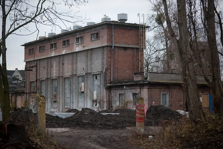 Dziś rozpocznie się wyburzenie dawnej acetylenowni na terenach postoczniowych w Gdańsku. Choć nie wszystkim się to podoba, są to przygotowania pod budowę Nowej Wałowej. 