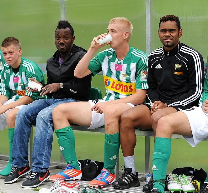 Czy w rundzie wiosennej w drużynie Lechii pojawi się drugi piłkarz z Burkina Faso? Traore (drugi z lewej) poleca gdańskiemu klubowi Karambiriego. 