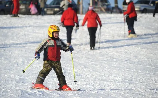 Zbliża się sezon narciarski. Jeżeli planujesz z dzieckiem wyjazd na narty lub snowboard, czas pomyśleć o odzieży i sprzęcie.  