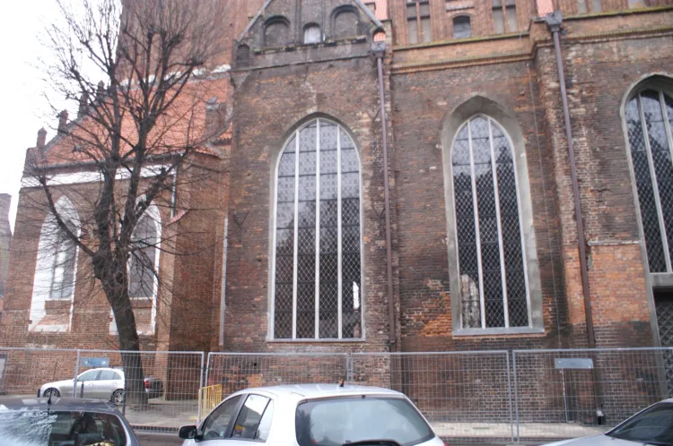 Kościół św. Katarzyny ma 12 nowych okien, są wykonane z ręcznie robionego szkła.