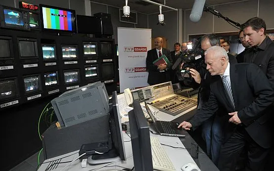 W gdańskim ośrodku Telewizji Polskiej nastąpiło symboliczne zastąpienie analogowego sygnału telewizyjnego sygnałem cyfrowym. Nz. minister cyfryzacji Michał Boni.