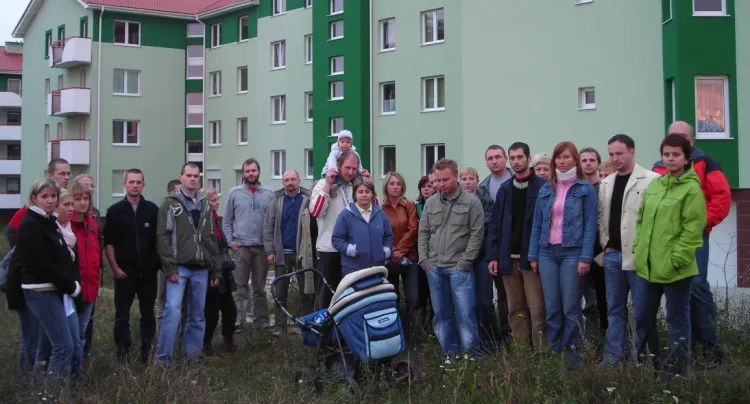Część mieszkańców budynku przy ul. Nieborowskiej 34 we wrześniu 2007 r.