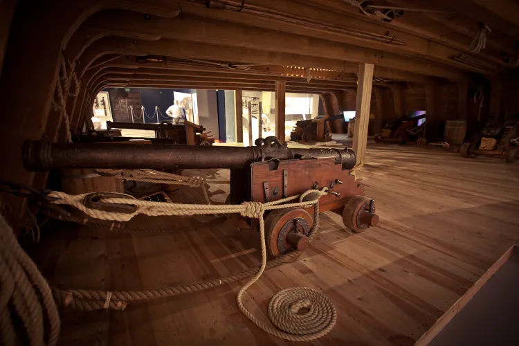 Największą atrakcją wystawy "Do Abordażu" jest próba rekonstrukcji fragmentu śródokręcia, na podstawie dokumentacji okrętu "Vasa". 