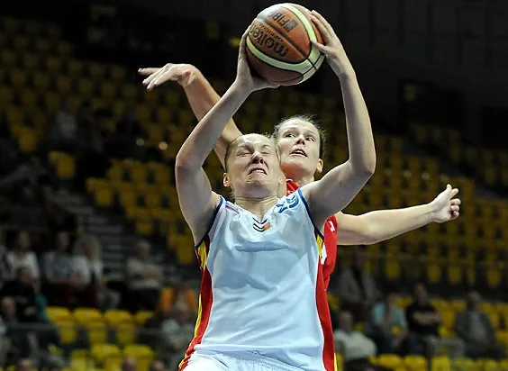 Małgorzata Misiuk (na pierwszym planie) jest jedną z najlepszych koszykarek Centrum Wzgórze Gdynia choć przyznaje, że przed nią i resztą drużyny jeszcze wiele pracy