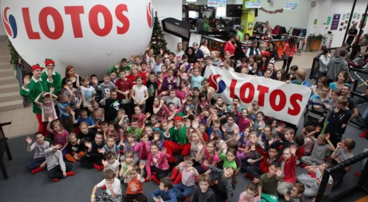 Kilkadziesiąt dzieci w sobotę bawiło się na mikołajkowej zabawie w Centrum Rozrywki Loopy's World, której organizatorem była Grupa LOTOS.