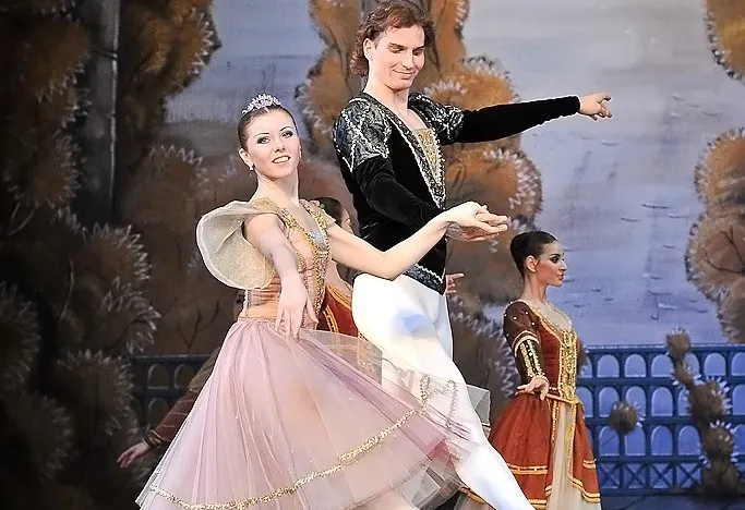Nasycone liryzmem, baśniowością i wspaniałą choreografią "Jezioro łabędzie" jest uznawane za jeden z najlepszych baletów Czajkowskiego. 