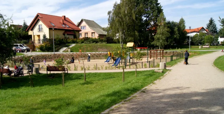 Plac zabaw w parku przy ulicy Chirona na gdańskiej Osowie. 