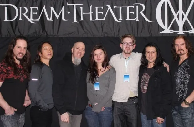 Zespół Dream Theater z pomysłodawcą projektu "Symphonic Theatre of Dreams", Michałem Mierzejewskim (trzeci od prawej) i jego asystentką, Aleksandrą Mularczyk.