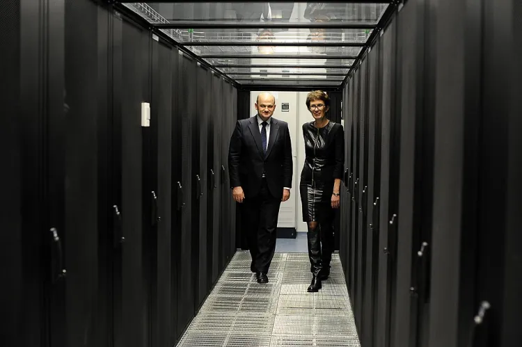 Gdańskie centrum przetwarzania danych banku Nordea należy do największych w Polsce. Na zdjęciu Sławomir Żygowski, prezes zarządu Nordea Bank Polska i Anna Sieńko, dyrektor generalny IBM Polska i Kraje Bałtyckie.