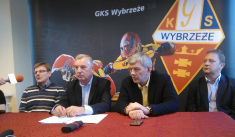 Trener Stanisław Chomski (pierwszy z lewej) i nowe władze gdańskiego żużla: Tadeusz Zdunek, Robert Terlecki, Henryk Solarski.