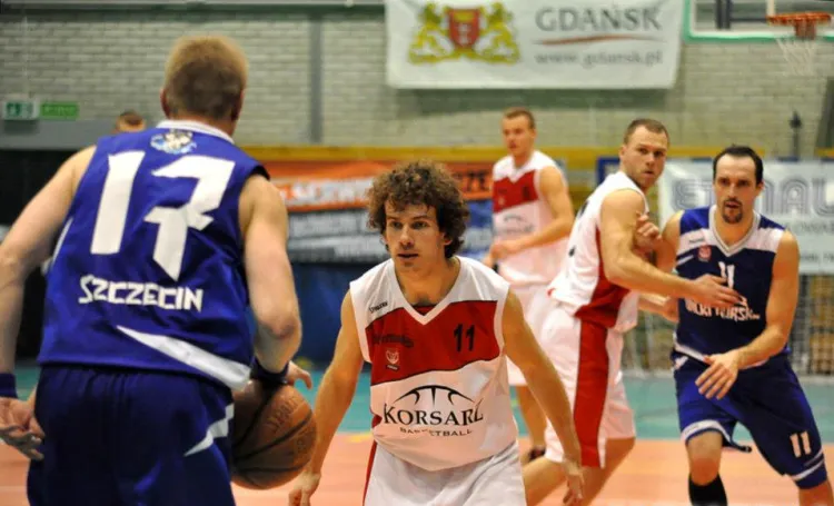Koszykarze ze Szczecina zagrali jak na lidera przystało i  wywieźli z Gdańska dwa punkty.