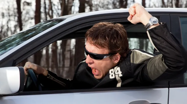 Część kierowców reaguje impulsywnie na powolną jazdę pozostałych uczestników ruchu.