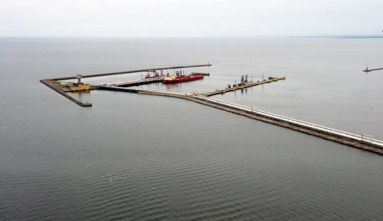 Nowy terminal naftowy PERN to 20 nowych magazynów na ropę i gaz, na terenie ok. 30 hektarów leżących w Porcie Północnym. Na zdjęciu Baza Paliw Płynnych, obszar działań firm Naftoport i Port Północny.