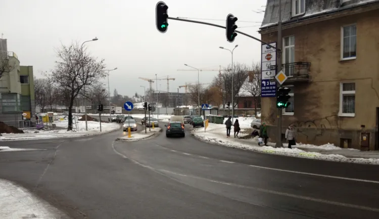 Brak przejścia przez ul. Chrzanowskiego, na wysokości skrzyżowania ze starą ul. Słowackiego. Mieszkańcy chodzą tu jak chcą.