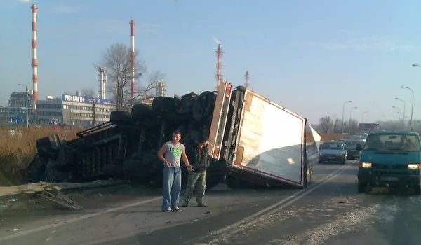 Skutki wypadku w Przejazdowie na ul. Głównej.