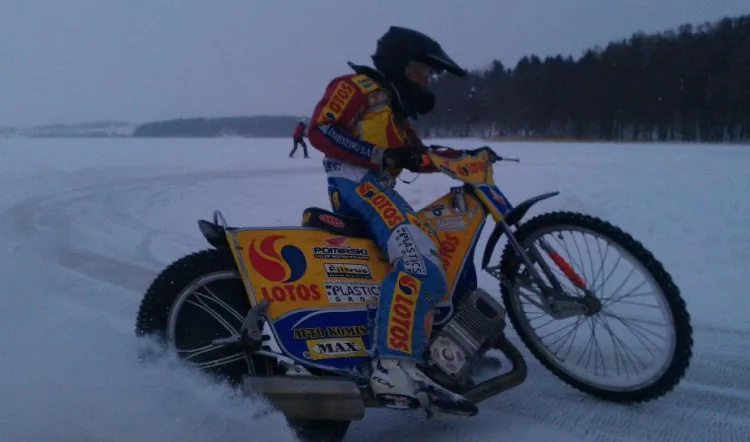 Krystian Pieszczek przed sezonem 2012 trenował między innymi jeżdżąc motocyklem na lodzie. Najczęściej jednak żużlowcy zimą wybierają narty lub snowboard.
