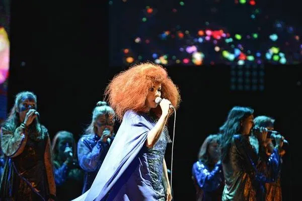 Björk otoczona chórem szamanek.